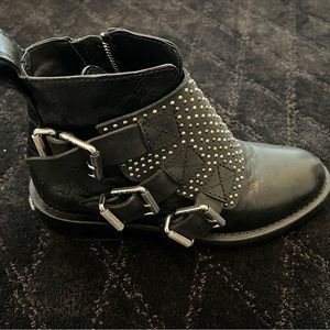 Zadig Voltaire Laureen Flap Studs in noir